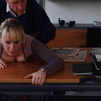 Мужик трахает офисную работницу при своей секретарше на большом столе