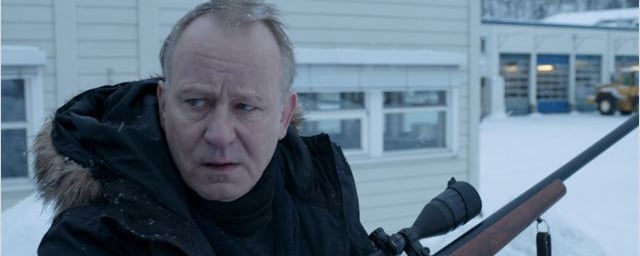 Schneepflug-Fahrer Nils Dickmann (Stellan Skarsgård) führt ein beschauliches ...