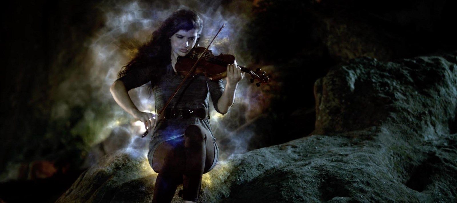 Bild Zu Lucine Fyelon The Black Hole Bild Lucine Fyelon Filmstarts De Born in armenia, lucine began studying the violin at the age of 5 with her parents' guidance, both professional classical musicians playing violin and piano. bild zu lucine fyelon the black hole bild lucine fyelon filmstarts de