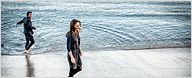 Natalie Portman und Christian Bale spielen am Strand im ersten Bild aus Terrence Malicks "Knight Of Cups"