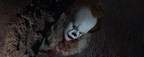 Exklusiv: Darum sieht Bill Skarsgårds Pennywise in Stephen Kings "Es" viel jünger aus als Tim Currys Version Exklusiv: Darum sieht Bill Skarsgårds Pennywise in Stephen Kings "Es" viel jünger aus als Tim Currys Version