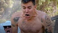 Völlig lebensmüde: Im deutschen Trailer zu "Jackass Forever" müssen die Kultstars um Johnny Knoxville heftige Mutproben bestehen! Völlig lebensmüde: Im deutschen Trailer zu "Jackass Forever" müssen die Kultstars um Johnny Knoxville heftige Mutproben bestehen!