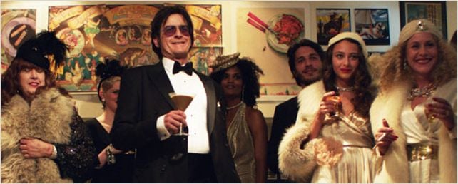 Charlie Sheen ist ungezogen im ersten deutschen Trailer zu "Charlies Welt – Wirklich nichts ist wirklich"