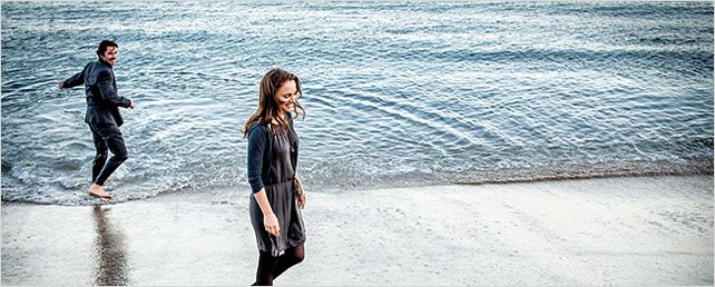 Natalie Portman und Christian Bale spielen am Strand im ersten Bild aus Terrence Malicks "Knight Of Cups"