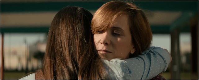 Hailee Steinfeld intrigiert gegen Kristen Wiig im ersten Trailer zum ...