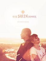 Poster der Når solen skinner