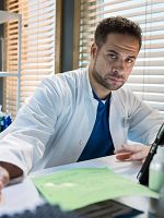 Poster der In aller Freundschaft - Die jungen Ärzte: Ganz in Weiß