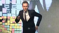Bild von Tom Hiddleston tanzt 