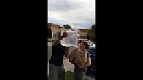 Bild von Emily Blunt Ice Bucket Challenge