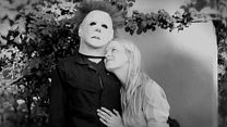 Bild von Man proposes to Girlfriend as Michael Myers