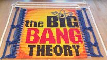 Bild von The Big Bang Theory mit 30.000 Domino-Steinen
