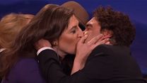 Bild von Mayim Bialik & Johnny Galecki Remember Their Teenage Kiss - CONAN on TBS