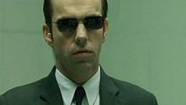 Bild von Neo zeigt Agent Smith in der Kinofassung den Mittelfinger