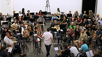 Bild von Das Orchester – That Orchestra With The Broken Instruments Trailer OmeU
