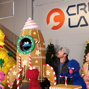 Bilder Frohe Schenknacht mit Elmo und Mark Rober