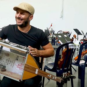 Bilder Das Orchester – That Orchestra With The Broken Instruments