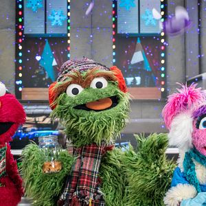 Bilder Frohe Schenknacht mit Elmo und Mark Rober