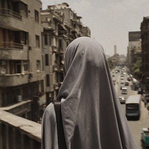 Bilder Aisha Can't Fly Away