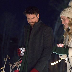 Bilder Verlobung unter dem Weihnachtsbaum