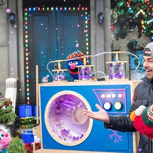 Bilder Frohe Schenknacht mit Elmo und Mark Rober