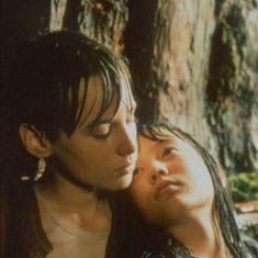 Bilder Schnee, der auf Zedern fällt