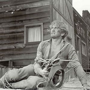 Bilder Mit stahlharter Faust