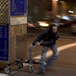 Bilder Man Push Cart