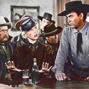 Bilder Schwere Colts in zarter Hand