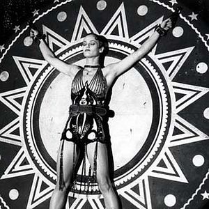 Bilder Die Frau auf der Brücke