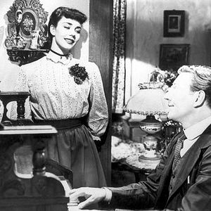 Bilder Cluny Brown auf Freiersfüßen