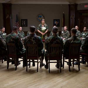 Bilder Männer, die auf Ziegen starren