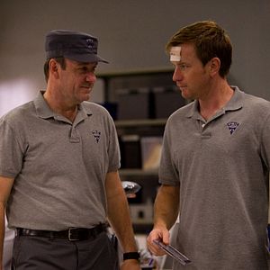 Bilder Männer, die auf Ziegen starren