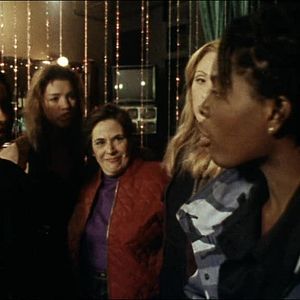 Bilder A Gun For Jennifer