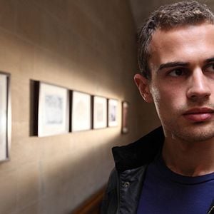 Bilder Theo James