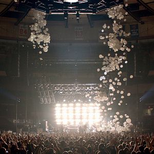 Bilder Shut Up And Play The Hits