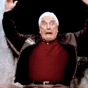 Bilder Leslie Nielsen ist sehr verdächtig