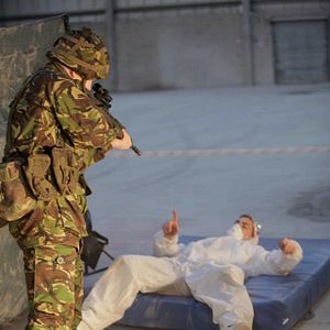 Bilder Gangsters, Guns & Zombies