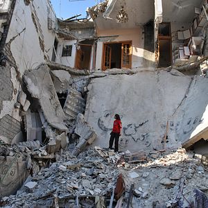 Bilder Silvered Water, Syria Self-Portrait