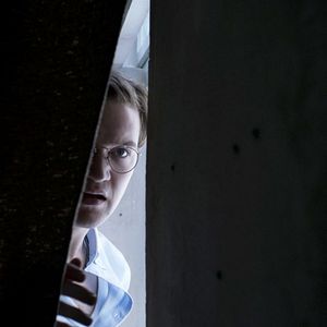 Bilder Die Frau hinter der Wand