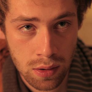 Bilder Boy Eating the Bird's Food