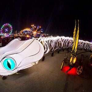 Bilder Under the Electric Sky