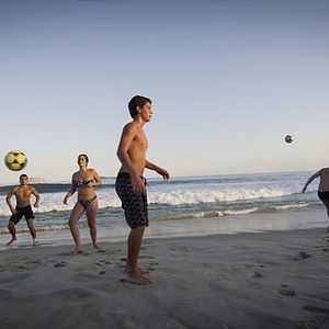 Bilder Bounce: How the Ball Taught the World to Play