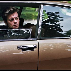 Bilder The Lady In The Car With Glasses And A Gun