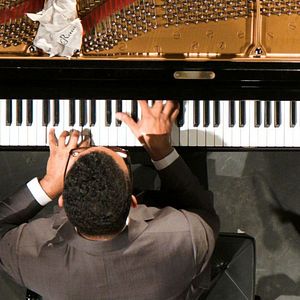 Bilder Playing Lecuona