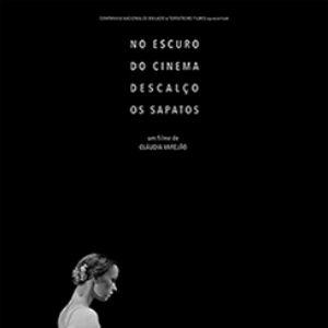 Bilder No Escuro do Cinema Descalço os Sapatos