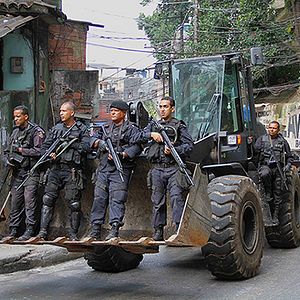 Bilder In the Shadow of the Hill