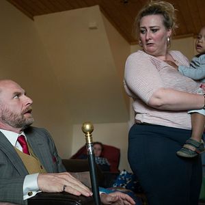 Bilder Inspektor Jury spielt Katz und Maus