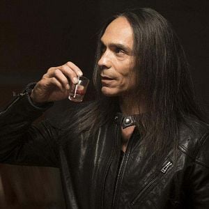 Bilder Zahn McClarnon