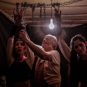 Bilder Virgin Cheerleaders in Chains