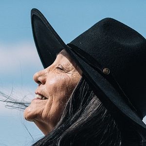 Bilder Falls Around Her